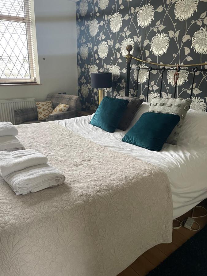 King Size Bed & En Suite Rolled Top Bath Private Lane Harrogate Extérieur photo